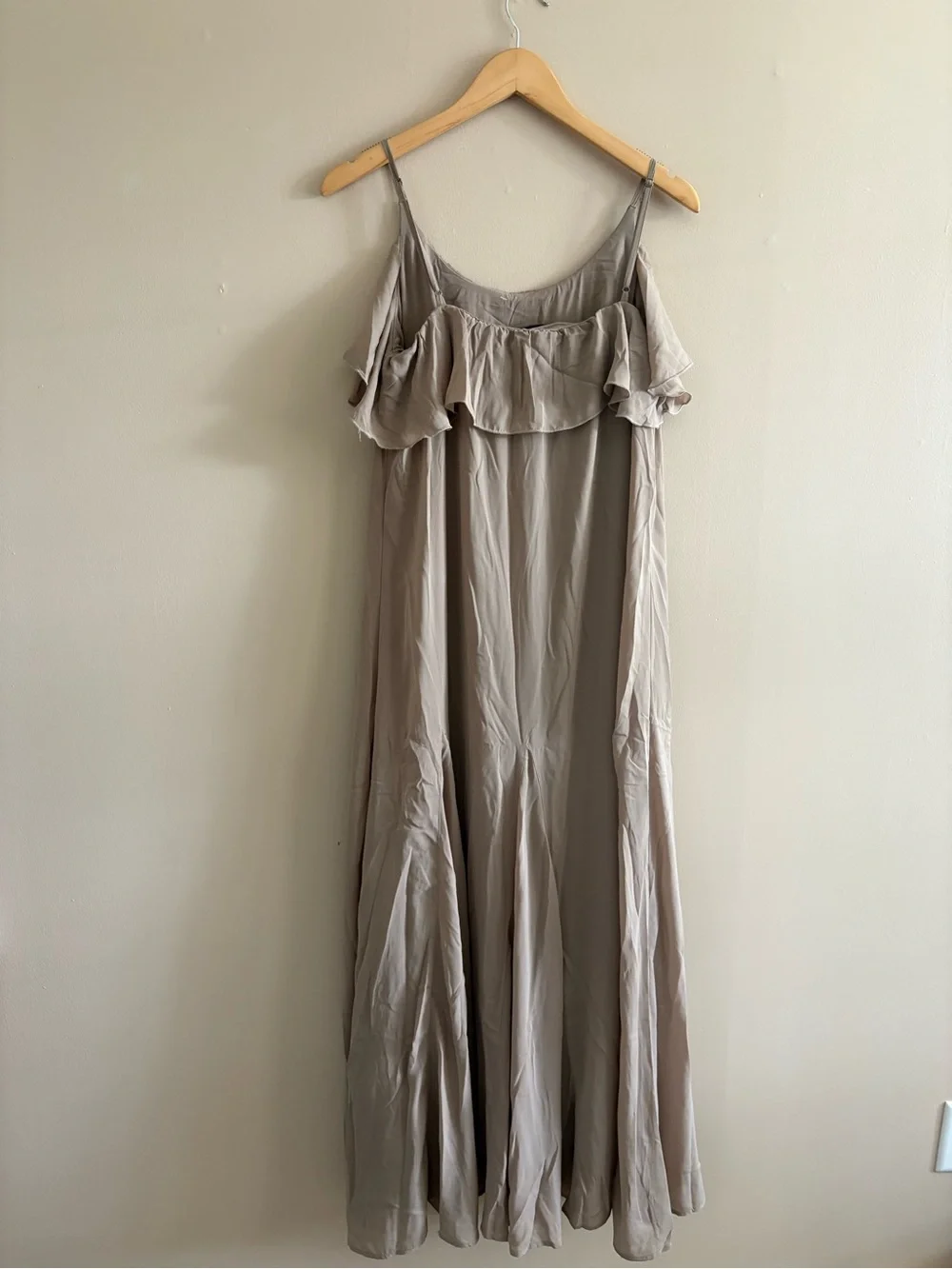 Abercrombie & Fitch Ruffle Maxi Dress Size Medium Taupe Tan Flowy Sleeveless